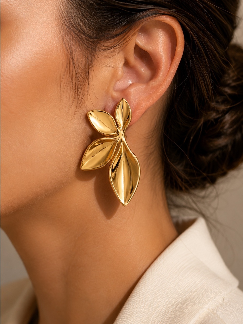 Stainless steel leaves in gold tone stud earrings - Picture 6 of 8